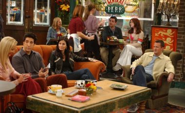 Protagonistët e “Friends”, numri i saktë i filxhanëve me kafe që kanë pirë gjatë serialit dhe çmimi i tyre (Foto)
