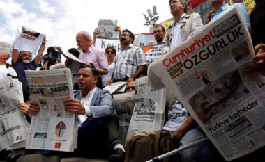 Turqi: Gjykata liron shtatë gazetarë, gjykimi vazhdon