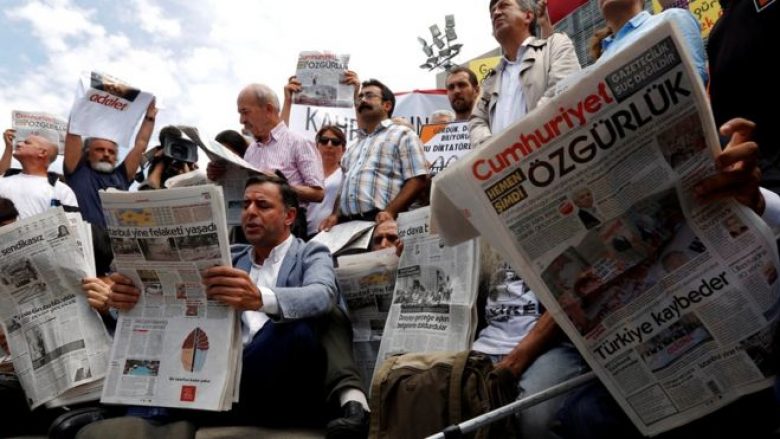 Turqi: Gjykata liron shtatë gazetarë, gjykimi vazhdon