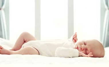 Për sa orë gjumë ka nevojë bebja e porsalindur