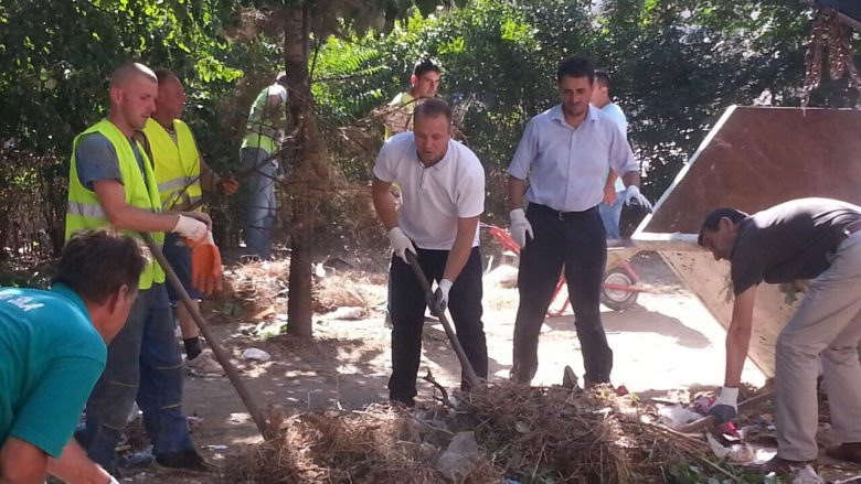 Gent Begolli i përvishet punës, pastron hapësirën tek Xhamia e Çarshisë bashkë me punëtorët (Foto)