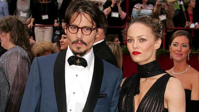 Johnny Depp i dëshpëruar, i lutet ish-bashkëshortes së tij të kthehen bashkë (Foto)