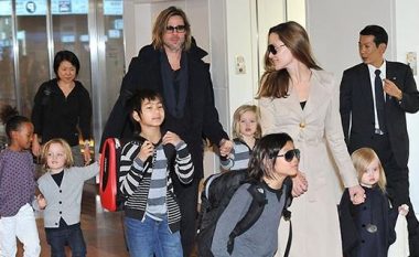 Angelina Jolie blen vilë afër Brad Pittit