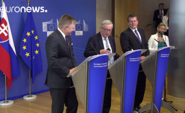 Juncker i cingëron telefoni: Ndoshta gruaja, jo është Merkel (Video)