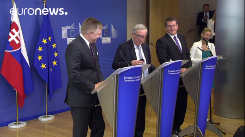 Juncker i cingëron telefoni: Ndoshta gruaja, jo është Merkel (Video)