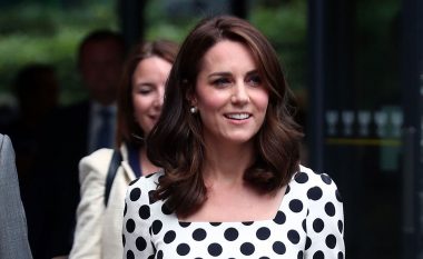 Dukeshë me buxhet të vogël: Kate Middleton shkëlqen në pallton me çmim modest (Foto)