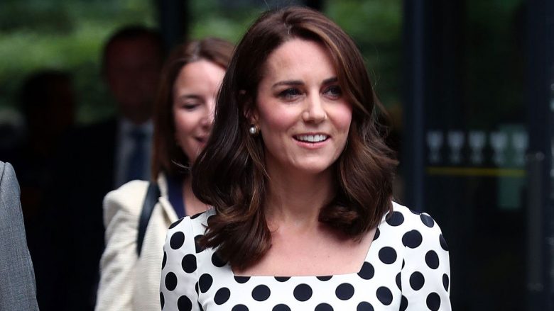 Dukeshë me buxhet të vogël: Kate Middleton shkëlqen në pallton me çmim modest (Foto)