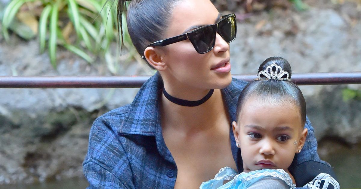 Veshi vajzën si veten, fansat kritikojnë rëndë Kim Kardashianin (Foto)
