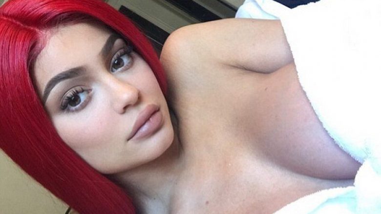 Kylie Jenner pozon e mbuluar vetëm me peshqir (Foto)