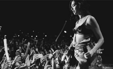 Dua Lipa e ndezë duke performuar në sutjena (Foto)