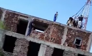 Lopa ngec në katin e dytë të një objekti në Harilaq të Fushë Kosovë (Video)