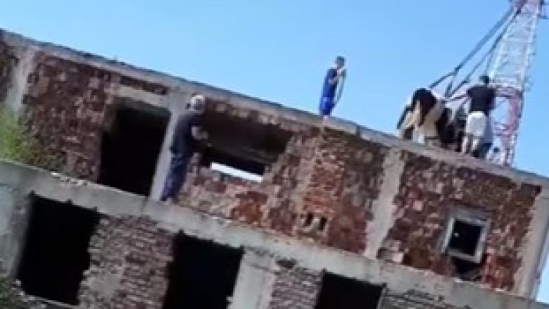Lopa ngec në katin e dytë të një objekti në Harilaq të Fushë Kosovë (Video)