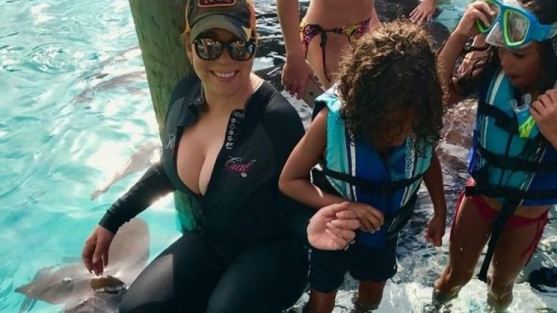 Mariah Carey noton me peshkaqenë (Foto/Video)