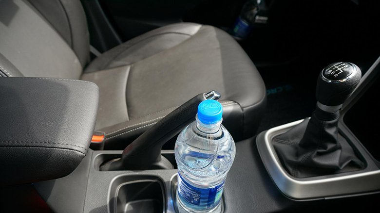 Shishja me ujë në veturë direkt mund t’ju kallë – nëse e mbani në këto vende