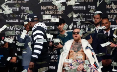 Momenti kur Mayweather “e lanë” me dollarë McGregorin pasi e ofendoi (Video)