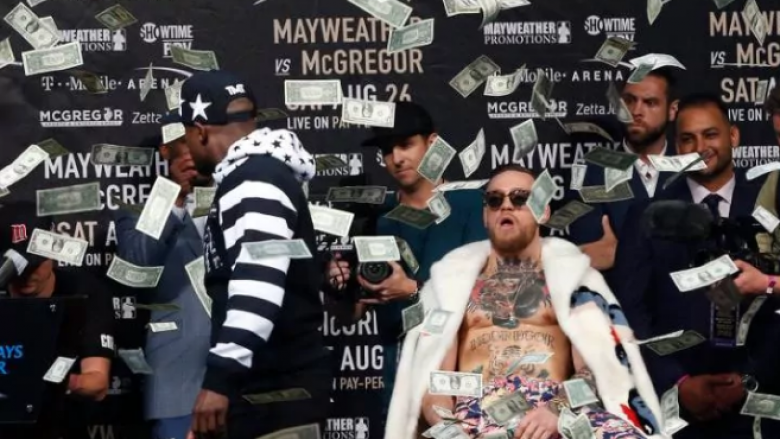 Momenti kur Mayweather “e lanë” me dollarë McGregorin pasi e ofendoi (Video)