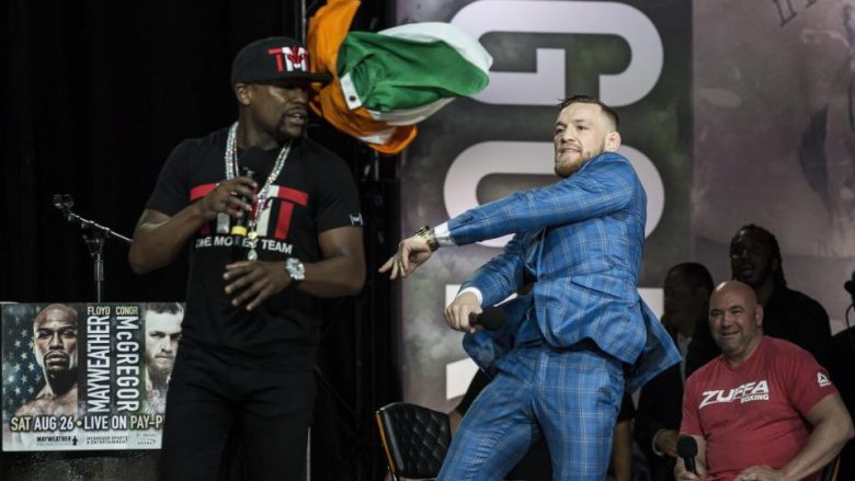 Takimi i dytë mes Mcgregor dhe Mayweather vazhdon me problemet e njëjta – Irlandezi e gjuan me flamurin e tij në fytyrë bokserin amerikan (Foto)