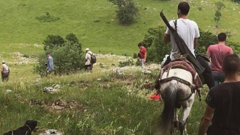 Mërgim Mavraj rrëmben pushkën, del për gjah në bjeshkë (Foto)