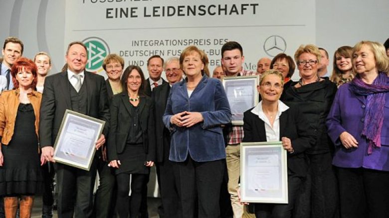 Trajneri shqiptar që u nderua nga Federata Gjermane e Futbollit dhe u urua nga Angela Merkel (Foto)