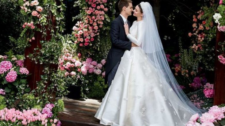 E magjishme në fustan të bardhë, Miranda Kerr publikon momente nga martesa (Foto)