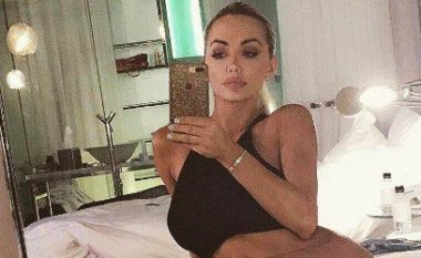 Modelja amerikane Lindsey Pelas ‘dridh’ ndjekësit, publikon ‘selfie’ para pasqyrës pa të brendshme (Foto, +16)