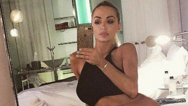 Modelja amerikane Lindsey Pelas ‘dridh’ ndjekësit, publikon ‘selfie’ para pasqyrës pa të brendshme (Foto, +16)