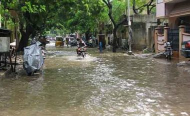 Arrin në 213 numri i të vdekurve në përmbytjet monsune në Indi