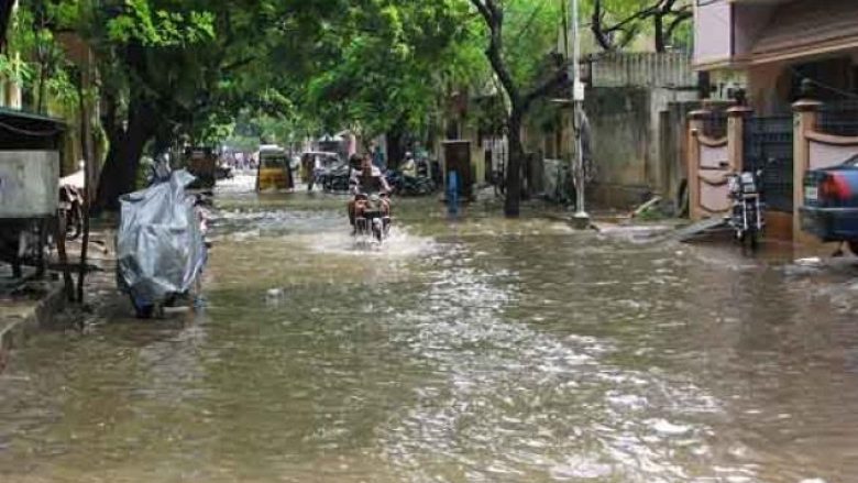 Arrin në 213 numri i të vdekurve në përmbytjet monsune në Indi