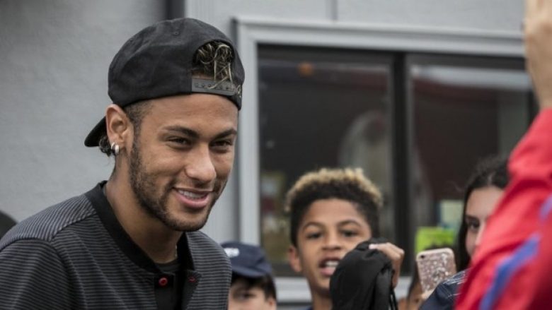 Neymar i shmanget pyetjeve rreth rrahjes me Semedon