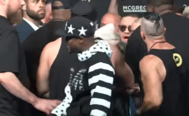 Gati sa nuk u rrahën, 25 truproje ndalin McGregorin për ta goditur Mayweatherin (Video)