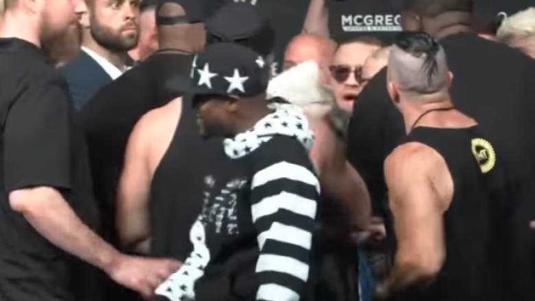 Gati sa nuk u rrahën, 25 truproje ndalin McGregorin për ta goditur Mayweatherin (Video)