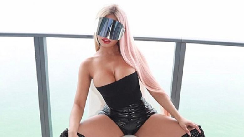 Nicki Minaj ekspozon gjoksin bombastik gjatë xhirimeve të klipit të ri (Foto/Video)