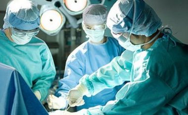 Me ndihmën e mjekëve të huaj, në Kosovë po realizohen operacione të ndërlikuara