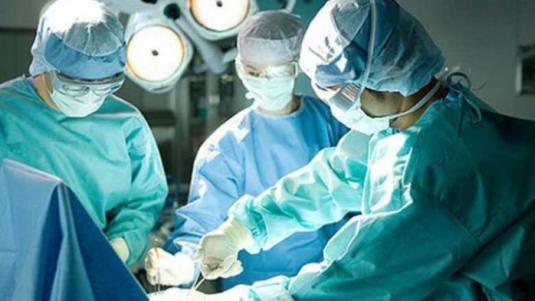 Me ndihmën e mjekëve të huaj, në Kosovë po realizohen operacione të ndërlikuara