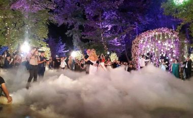 Erion Veliaj ‘ndez’ atmosferën duke kërcyer në dasmën e Orinda Hutës dhe Turit (Video)