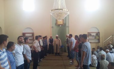Në xhaminë e Shipolit në Mitrovicë, dy familje i japin fund hasmërisë (Foto)
