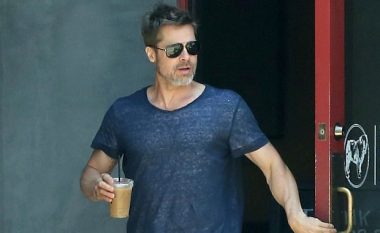 Brad Pitt sfidon moshën, shfaqet vital dhe trend në imazhet e fundit (Foto)