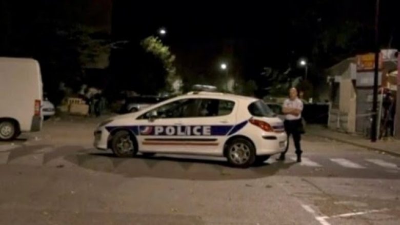 Të shtëna jashtë një xhamie në Francë, tetë të plagosur