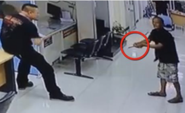 Agresori e sulmon me thikë, por reagimi policit i mahnit të gjithë (Video)