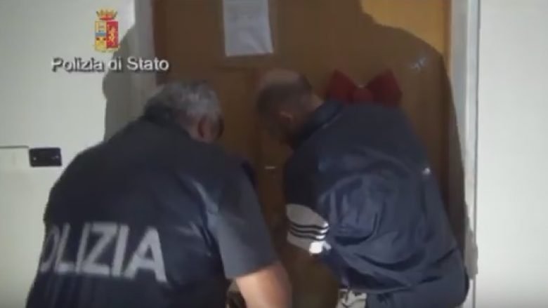 Dyzet euro për seks me prostituta e transgjinorë, arrestohet kapoja shqiptar i rrjetit (Video)