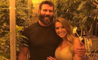 “Mbreti i Instagramit” – Dan Bilzerian,  më në fund dashurohet vetëm me një femër (Foto)