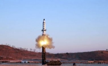 Koreja Veriore: Pretendohet test i suksesshëm i një rakete balistike