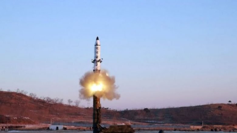 Koreja Veriore: Pretendohet test i suksesshëm i një rakete balistike