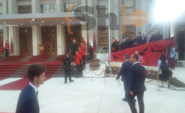 Rama me atlete edhe në ceremoninë e inaugurimit të presidentit, Berisha i thotë: Mirë që nuk erdhe me nallane! (Video)