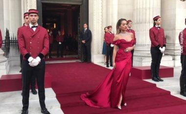 Shkëlqen në të kuqe Rita Ora, e ftuar speciale te gjiganti i stolive franceze Cartier (Foto)