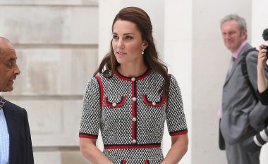 Kate Middleton, në muze pa bashkëshortin: Ka shkurtuar fustanin, ka marrë duartrokitje! (Foto)