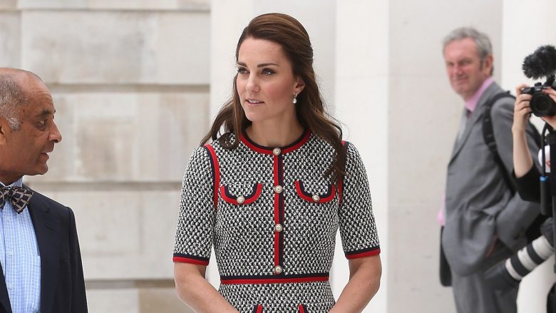 Kate Middleton, në muze pa bashkëshortin: Ka shkurtuar fustanin, ka marrë duartrokitje! (Foto)