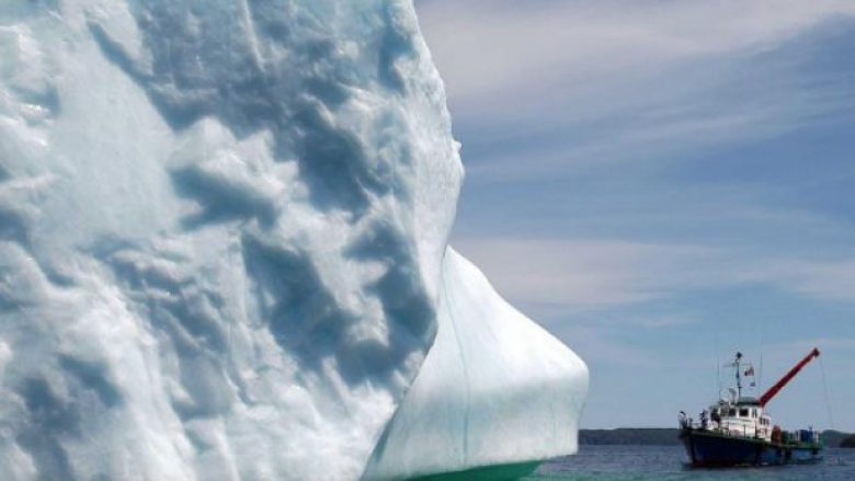 Ajsbergu gjigant që u shkëput nga Antarktida po lëvizë drejt oqeanit të hapur