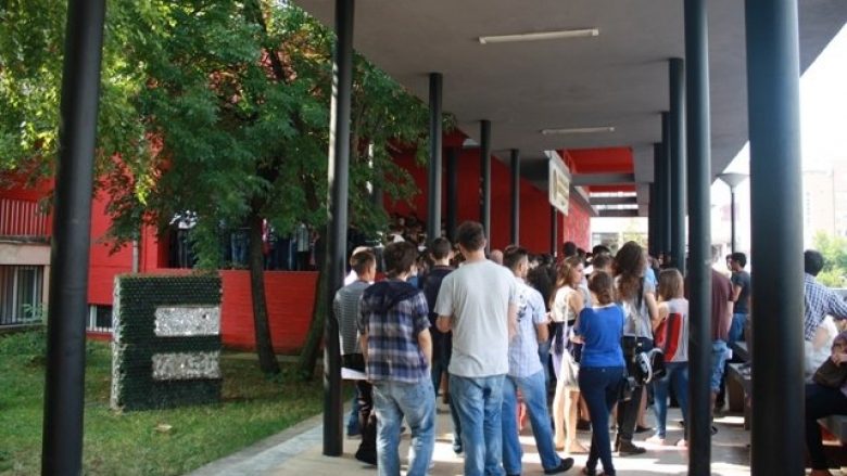 Këtë vit, më pak studentë të rinj në UP (Video)