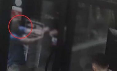 Profesori sulmon punonjësin e një shitoreje celularësh në Prishtinë (Video)